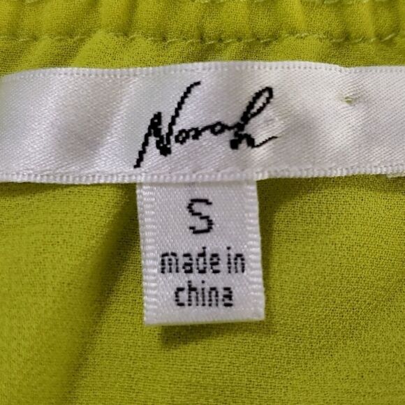 Green summer blouse,  small, by Novah. Lovely top, fresh up your shorts. - Picture 5 of 8